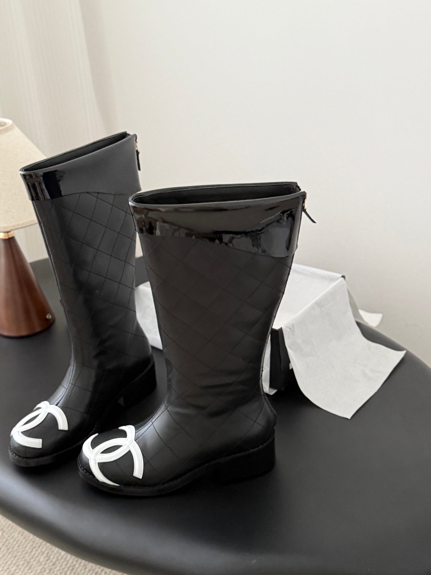 She Stylish and versatile casual mid-calf boots