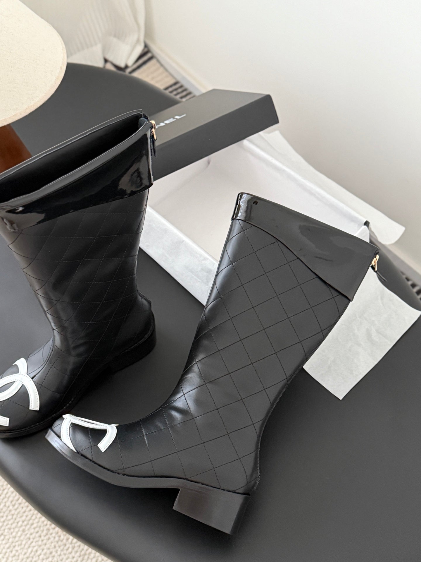 She Stylish and versatile casual mid-calf boots