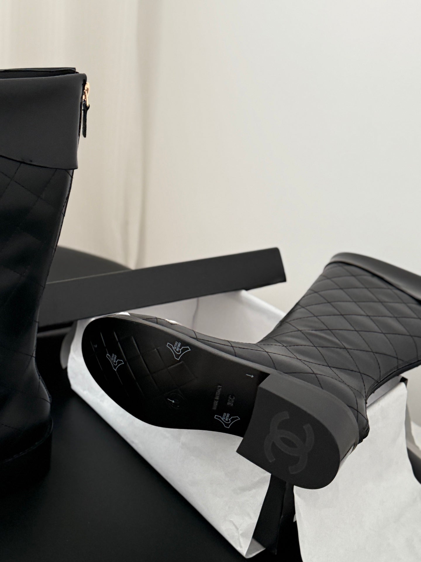 She Stylish and versatile casual mid-calf boots