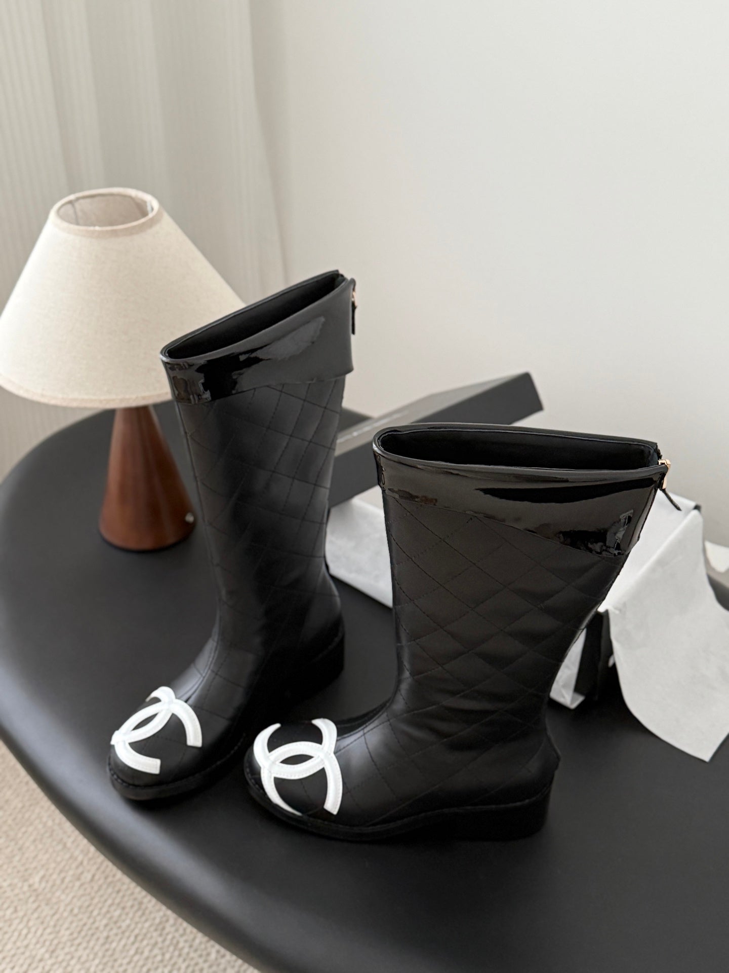 She Stylish and versatile casual mid-calf boots