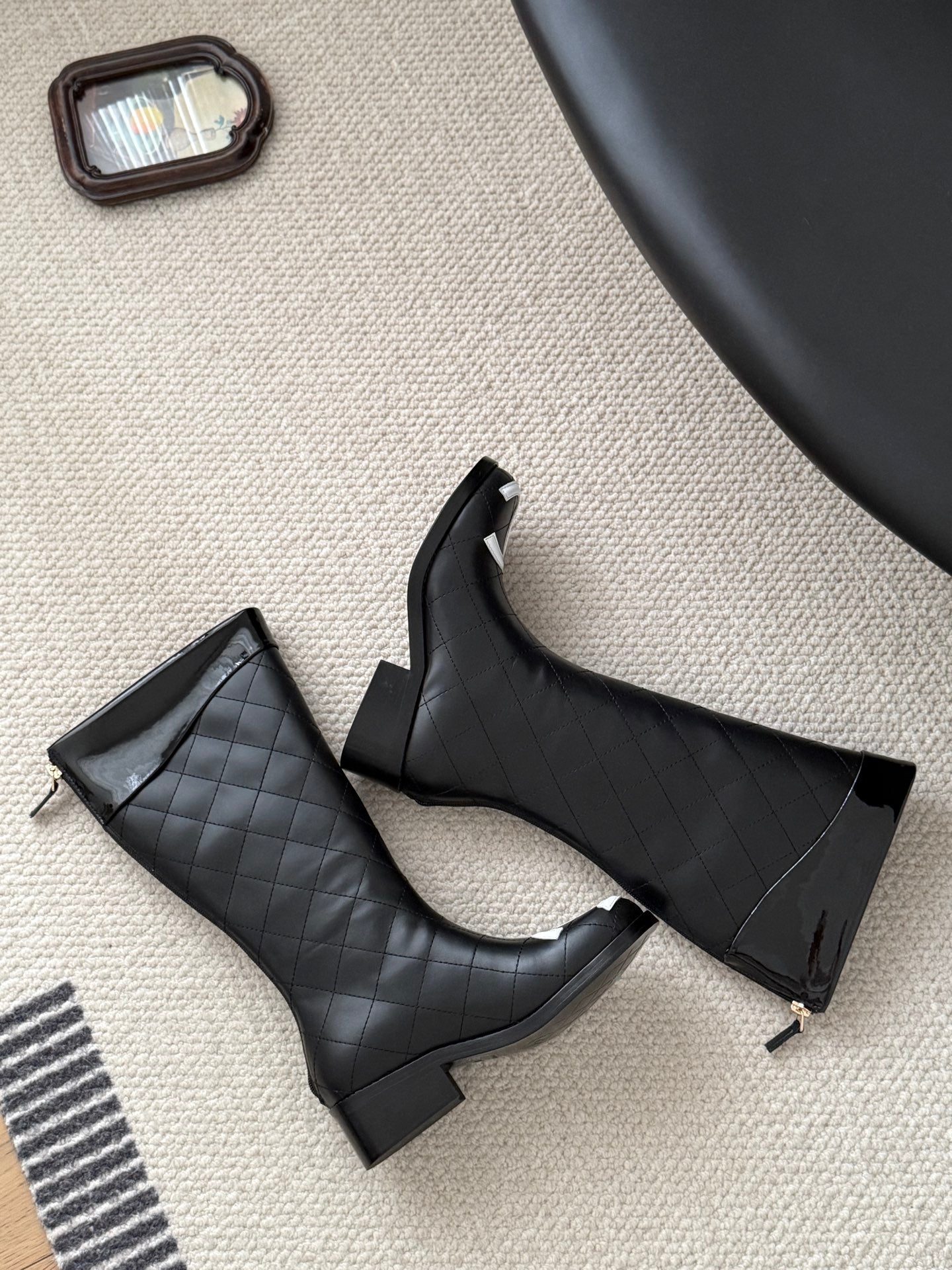 She Stylish and versatile casual mid-calf boots