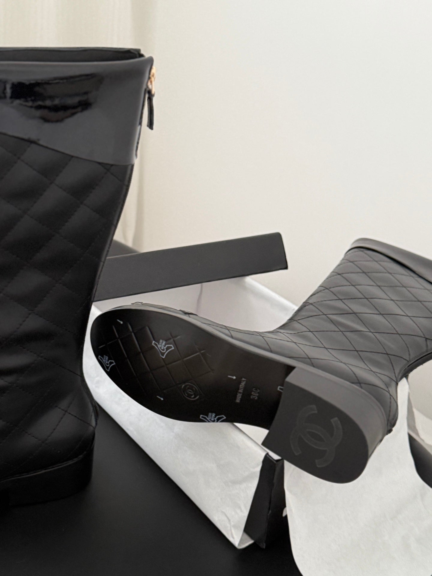 She Stylish and versatile casual mid-calf boots