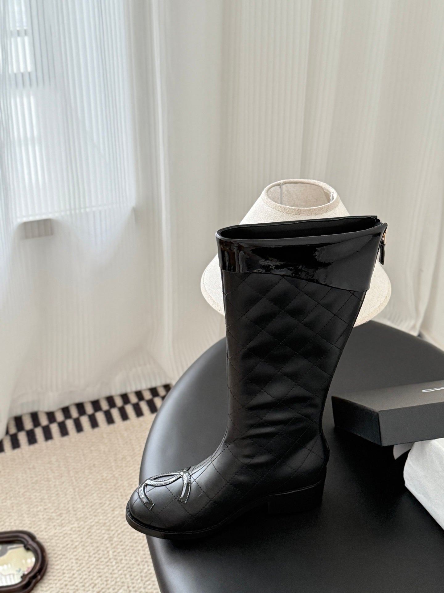 She Stylish and versatile casual mid-calf boots