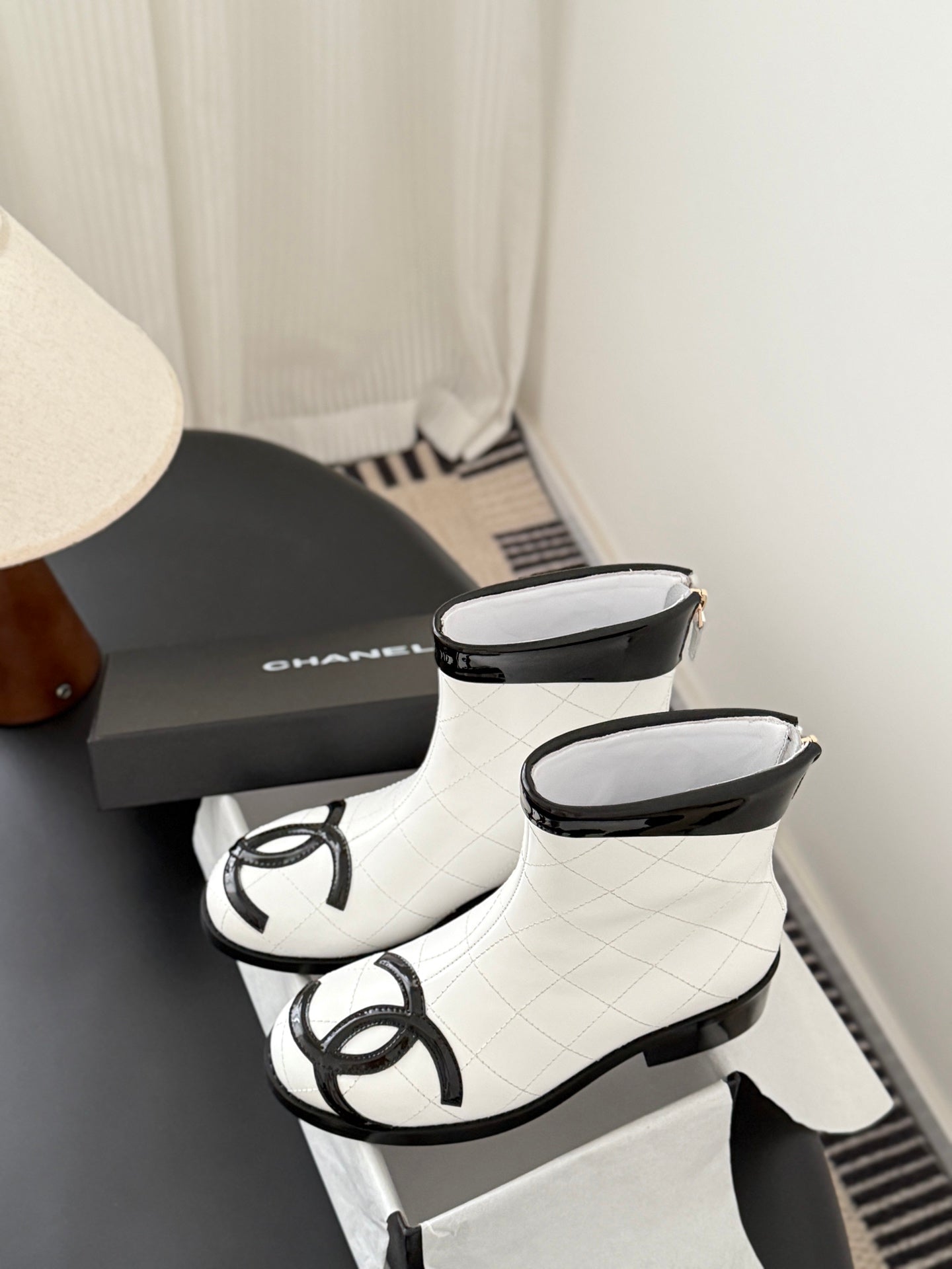 Che Stylish and casual cowhide ankle boots