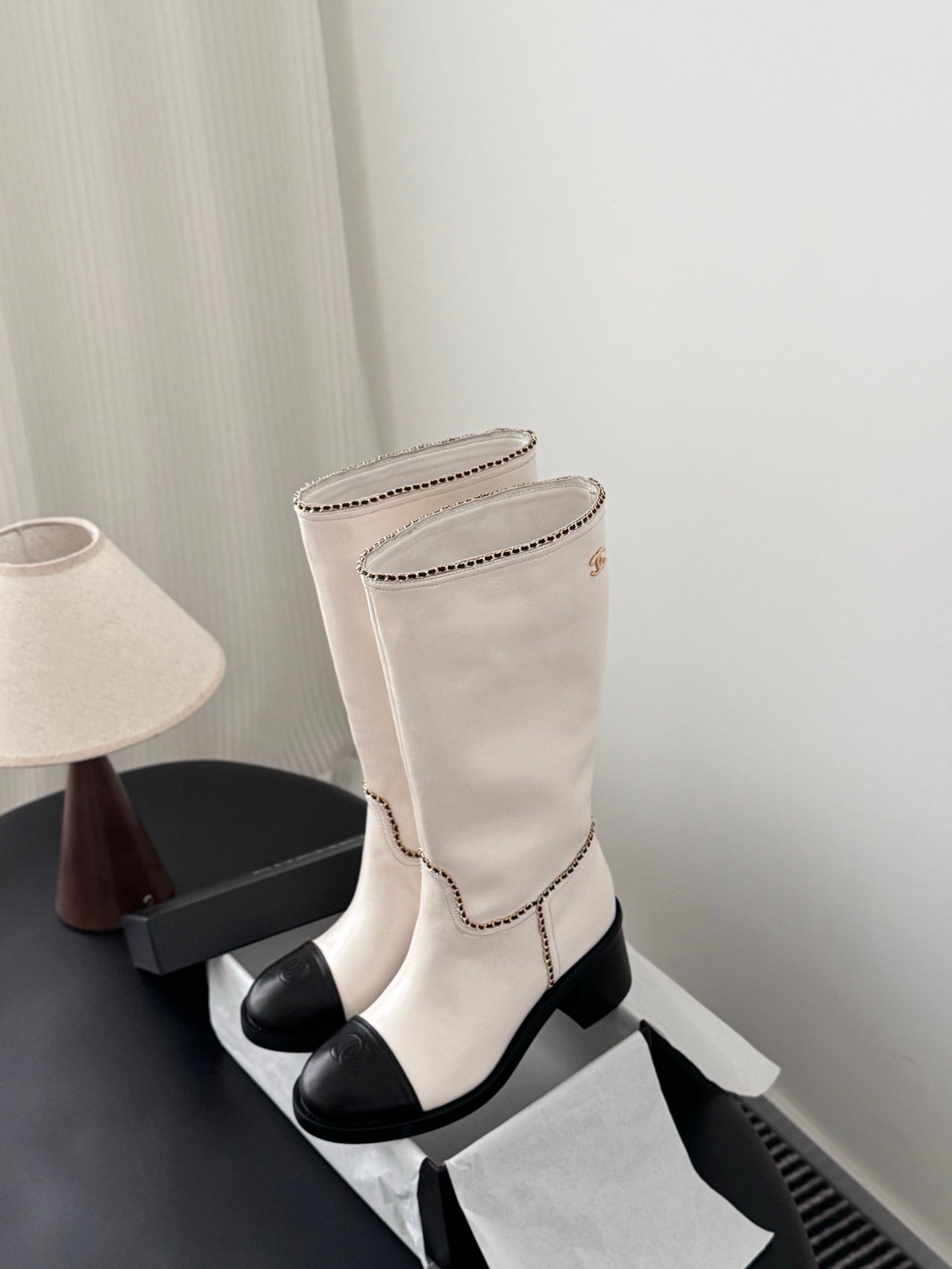 Che Stylish high-top chain riding boots