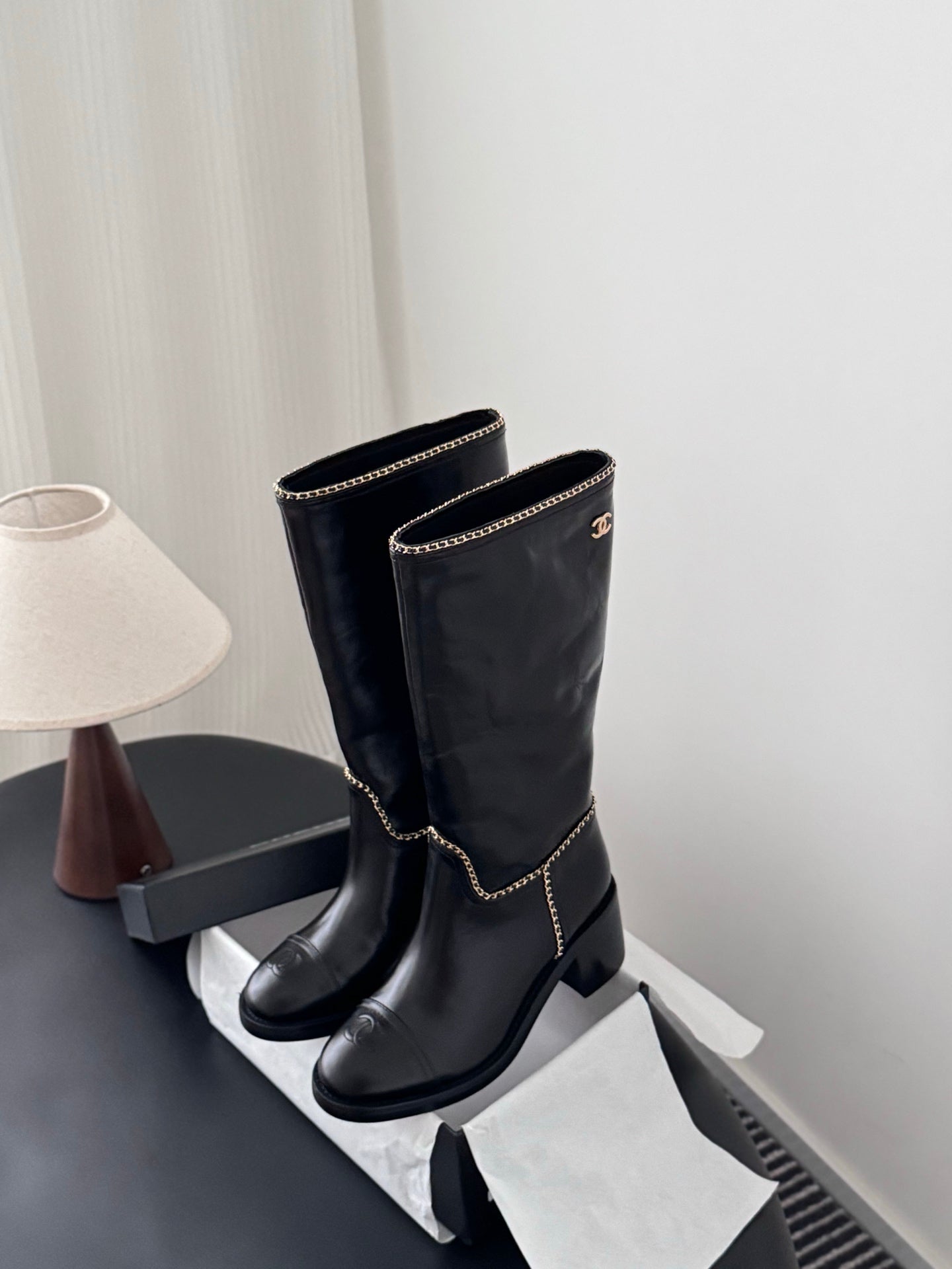 Che Stylish high-top chain riding boots