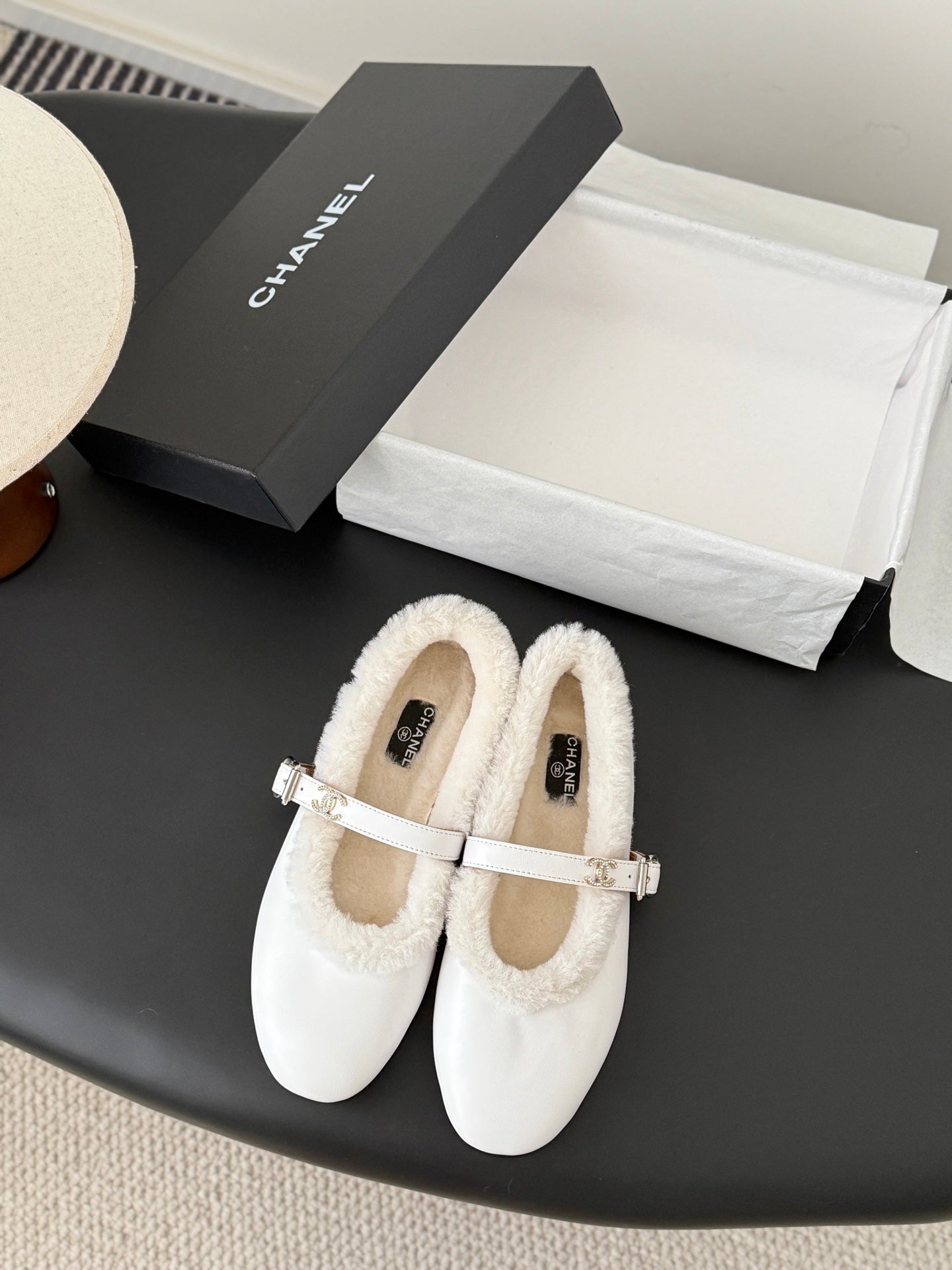 Che Chanel-style flat shoes with a single buckle, warm and versatile wool shoes