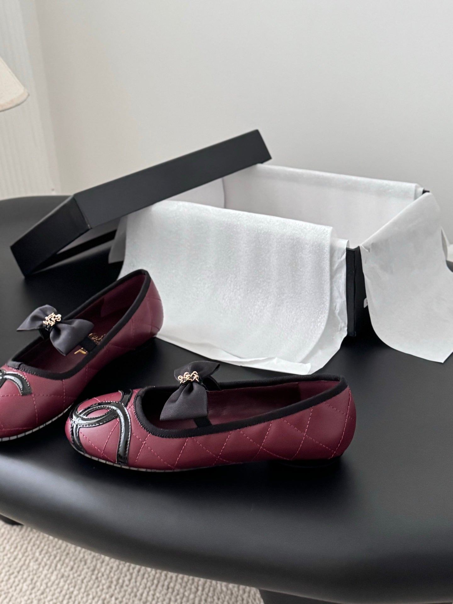 Che genuine leather flat casual shoes with bow.