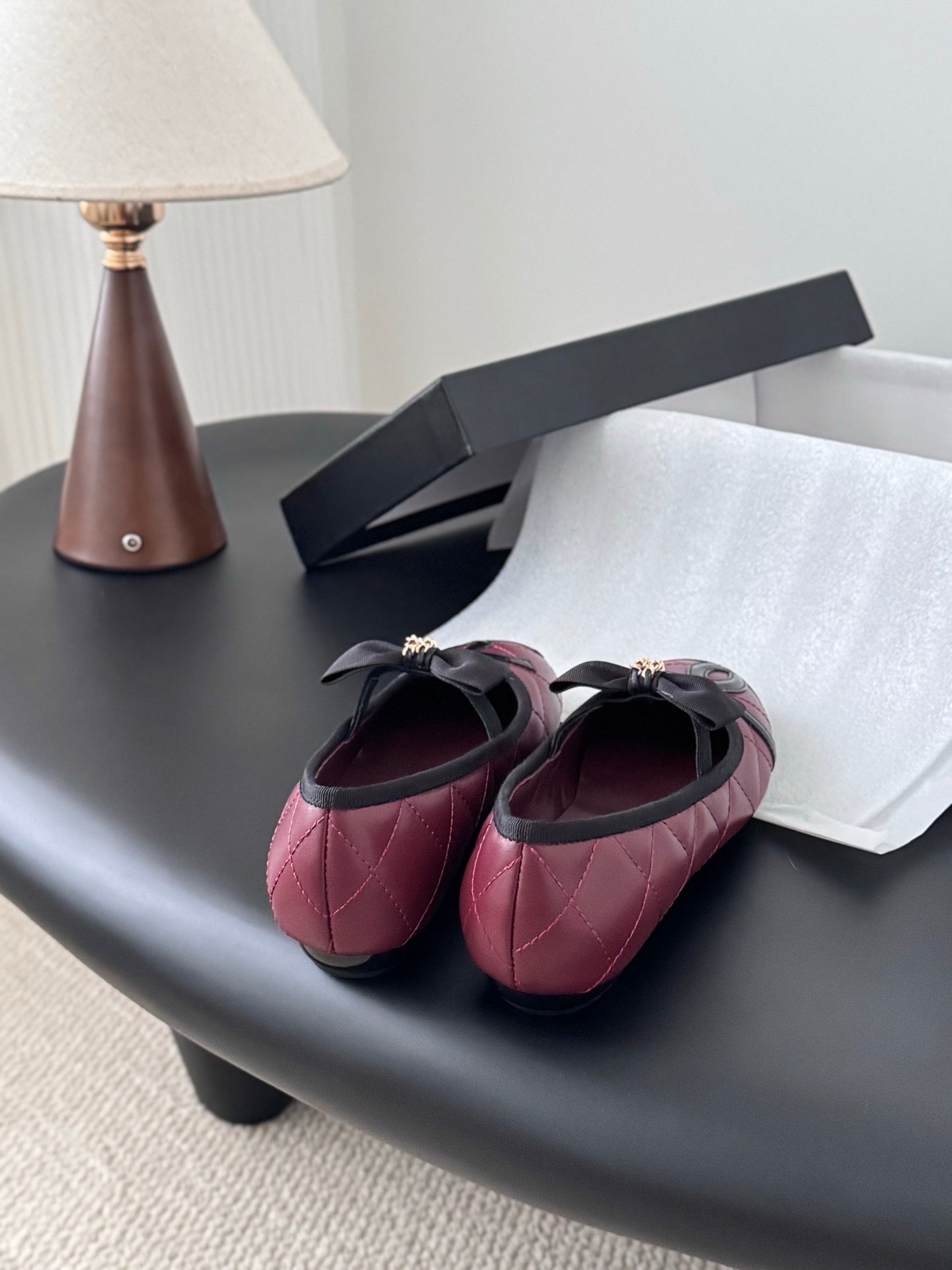 Che genuine leather flat casual shoes with bow.