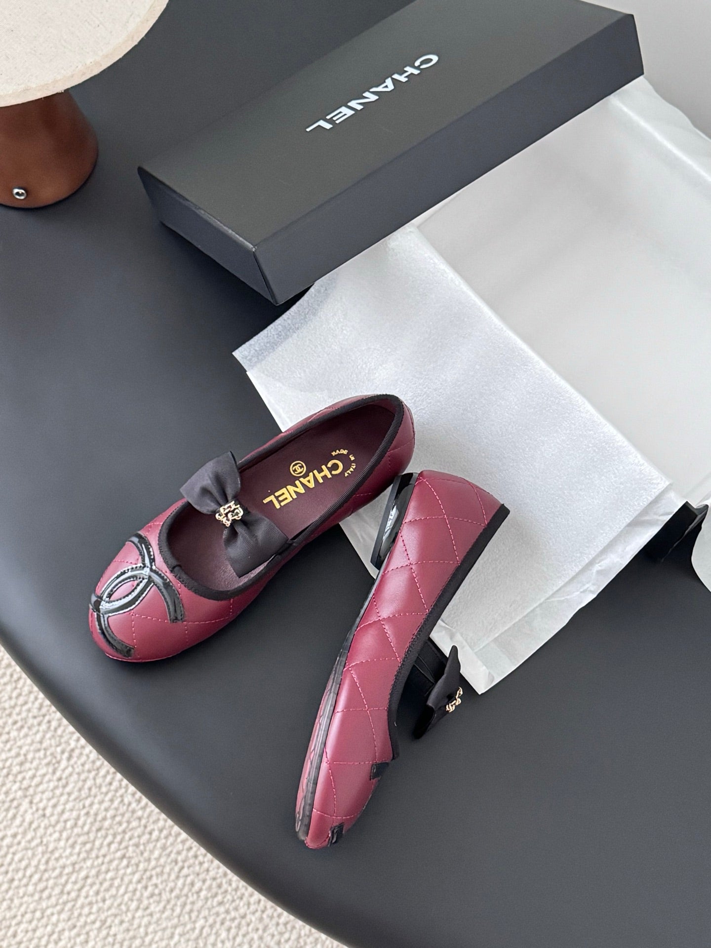 Che genuine leather flat casual shoes with bow.