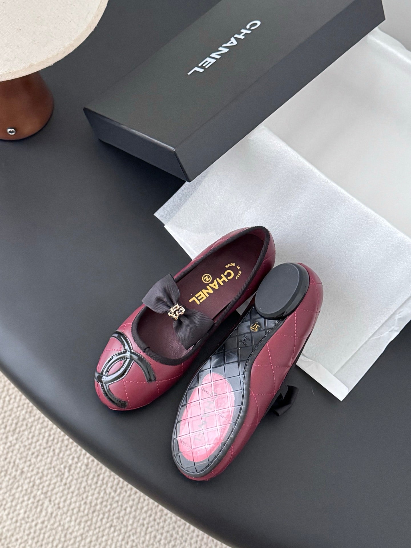 Che genuine leather flat casual shoes with bow.