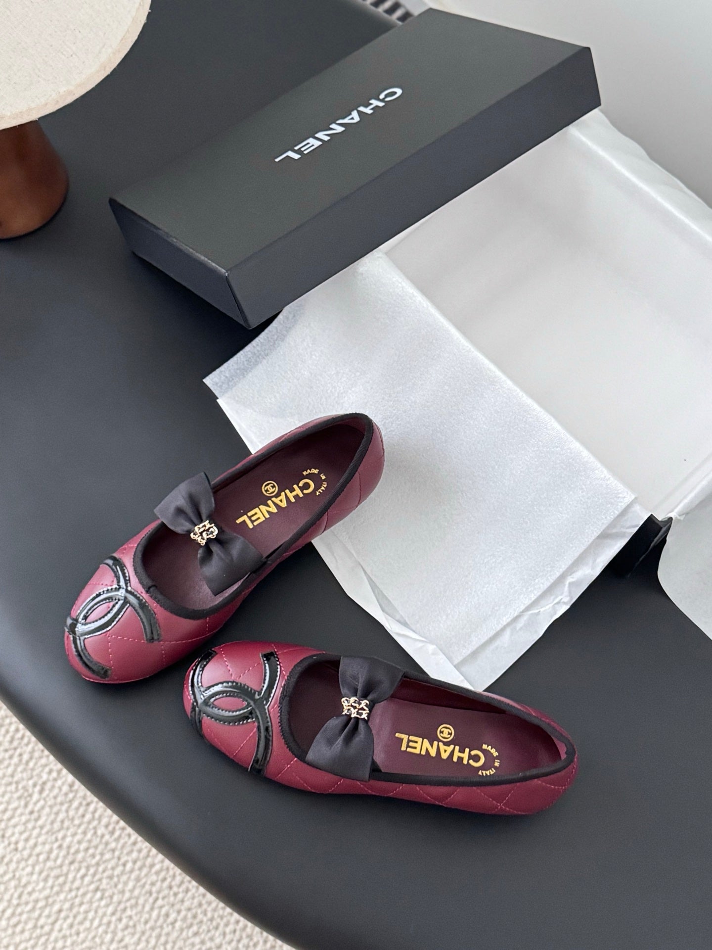 Che genuine leather flat casual shoes with bow.