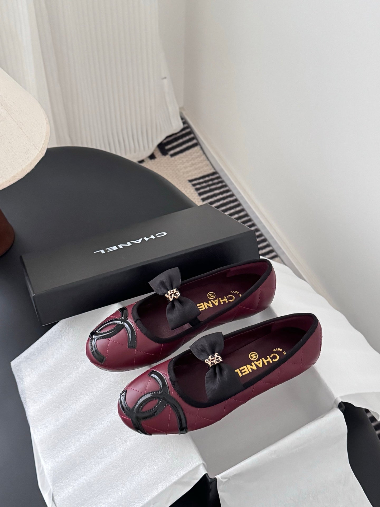 Che genuine leather flat casual shoes with bow.