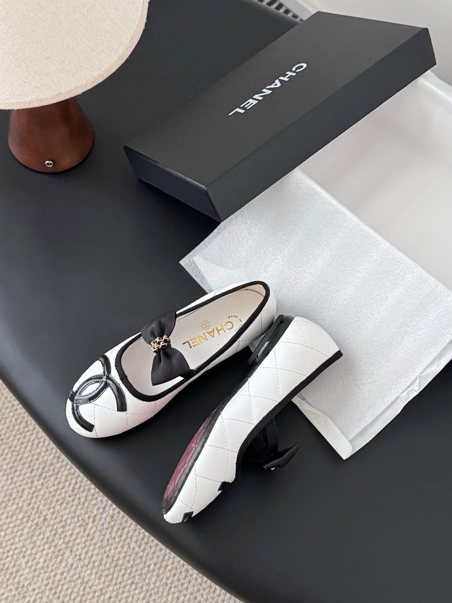 Che genuine leather flat casual shoes with bow.