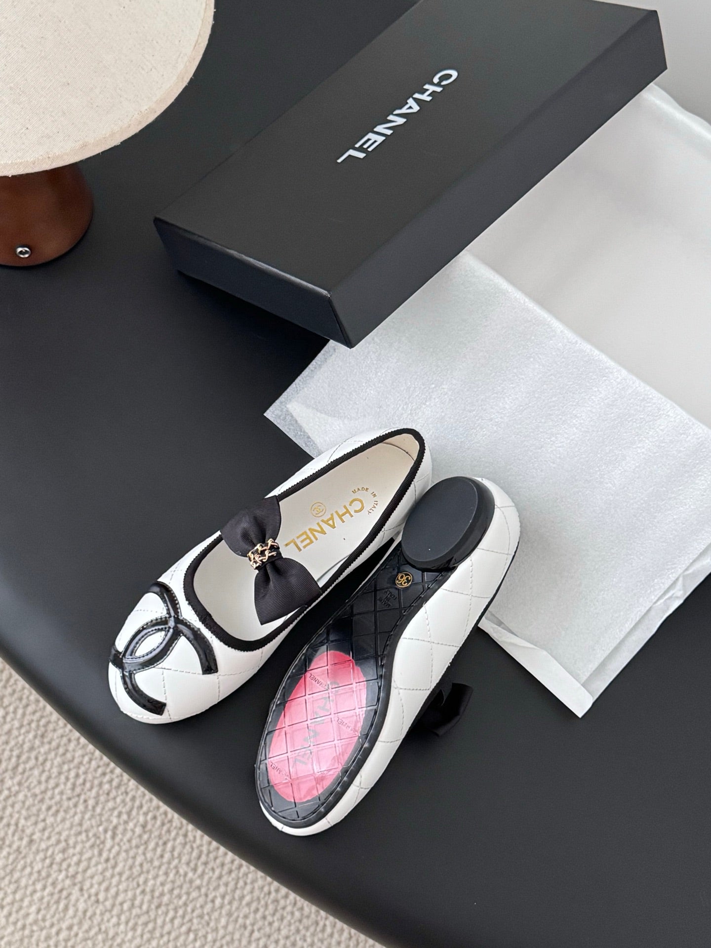 Che genuine leather flat casual shoes with bow.