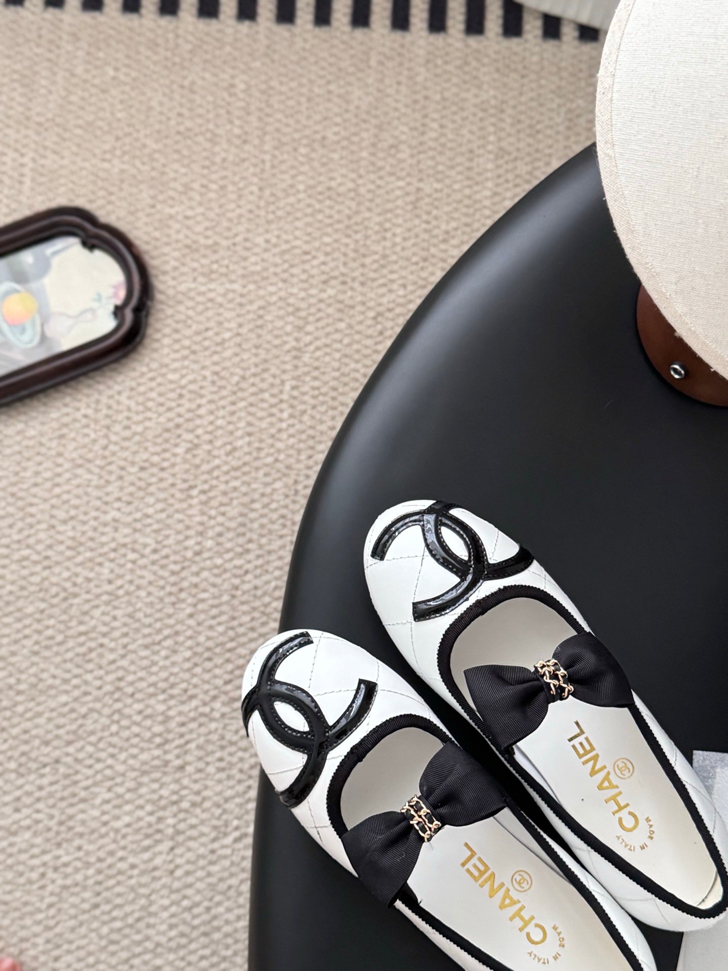 Che genuine leather flat casual shoes with bow.