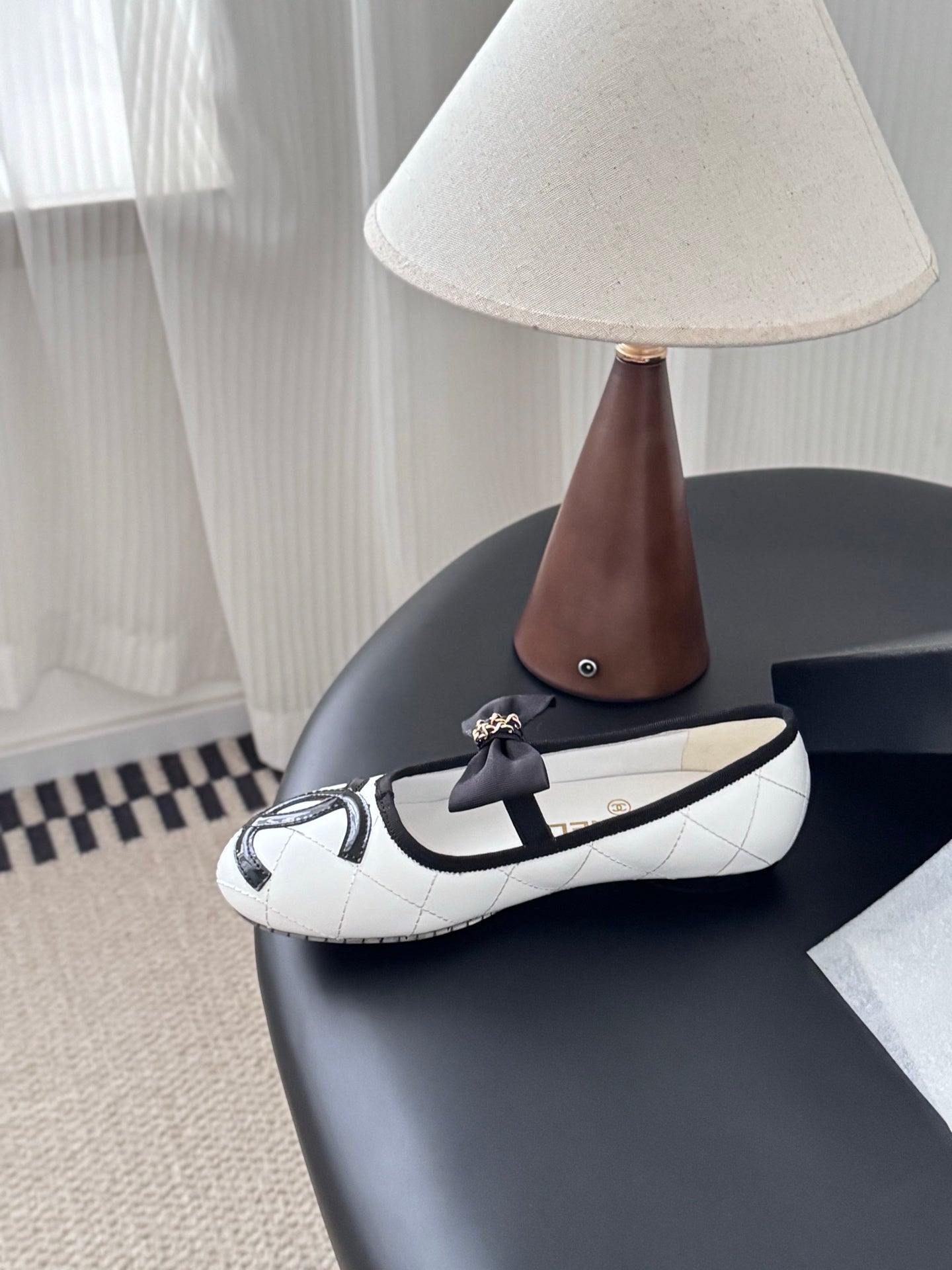 Che genuine leather flat casual shoes with bow.