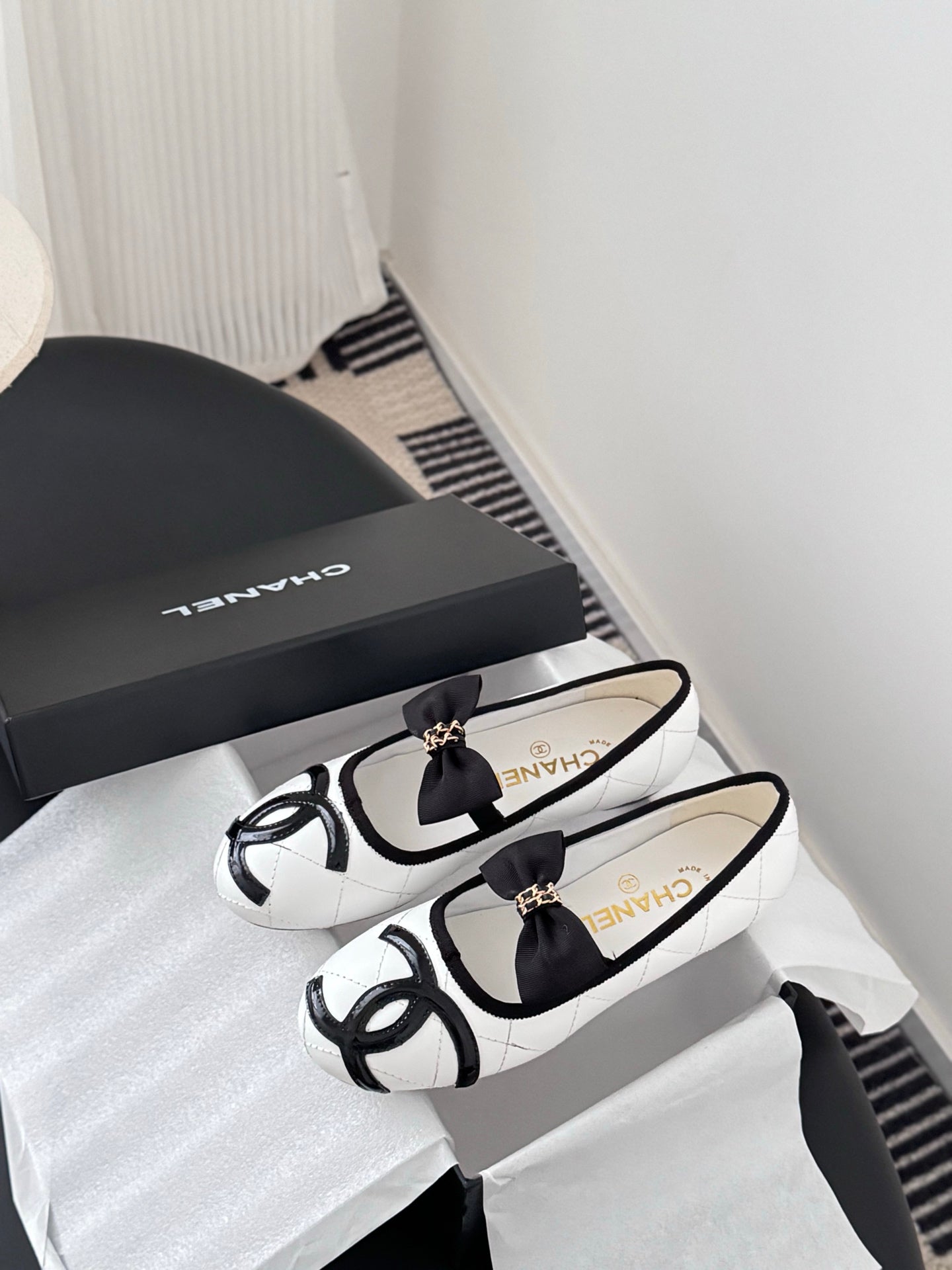 Che genuine leather flat casual shoes with bow.