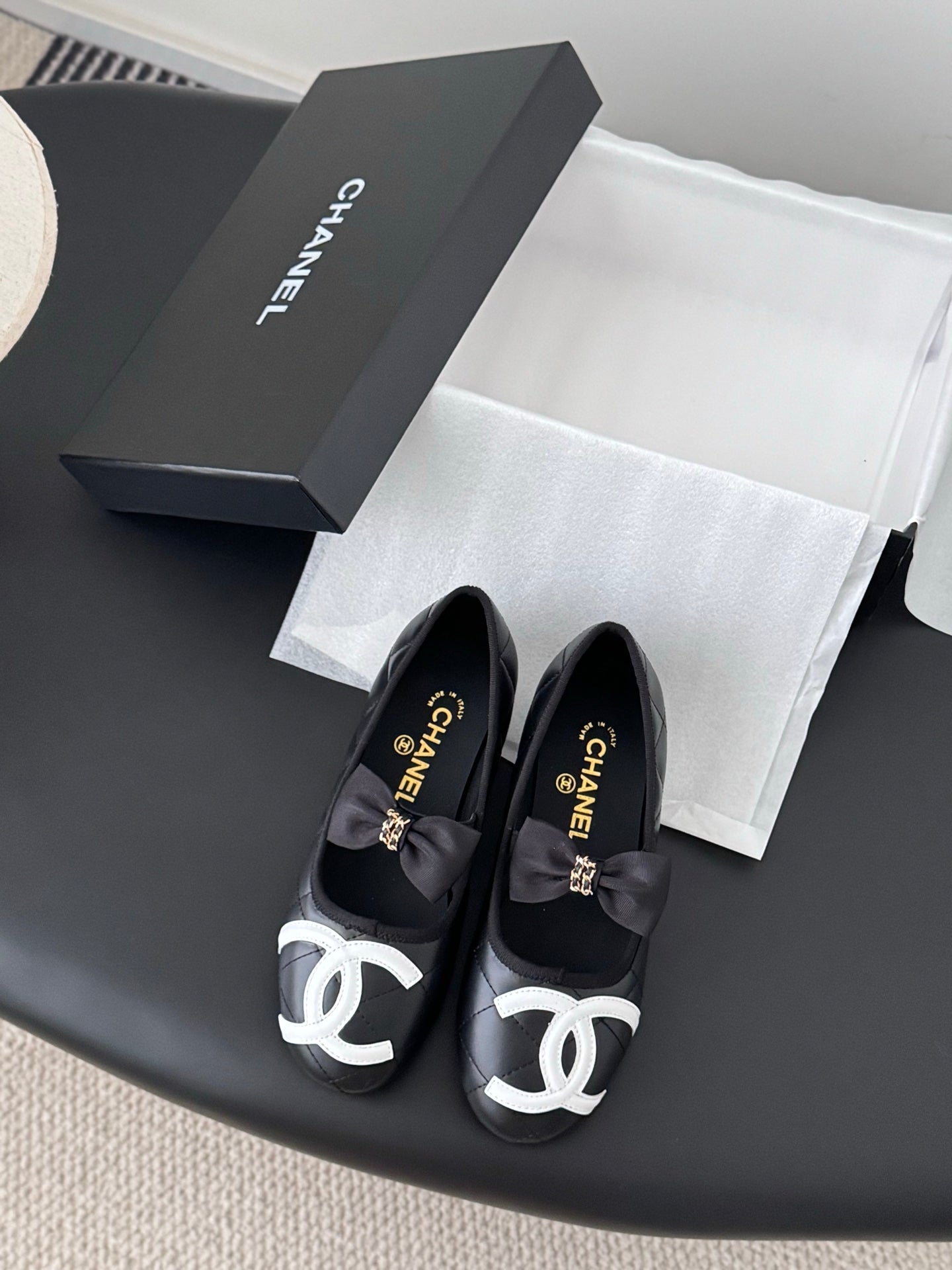 Che genuine leather flat casual shoes with bow.