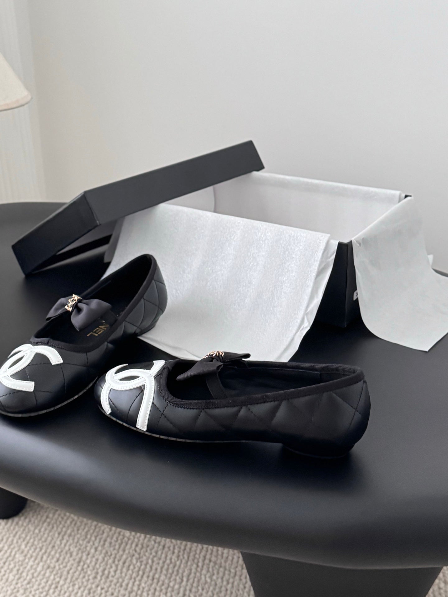 Che genuine leather flat casual shoes with bow.