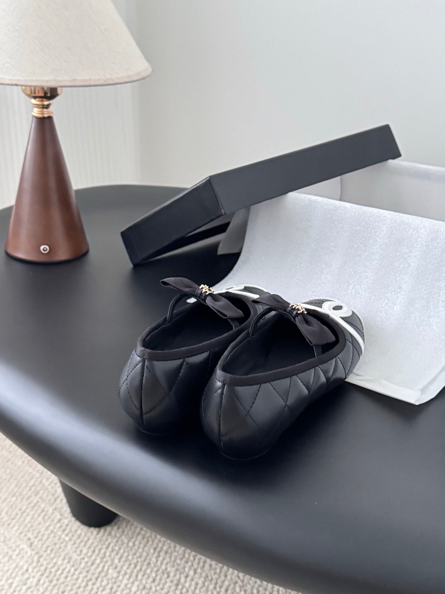 Che genuine leather flat casual shoes with bow.