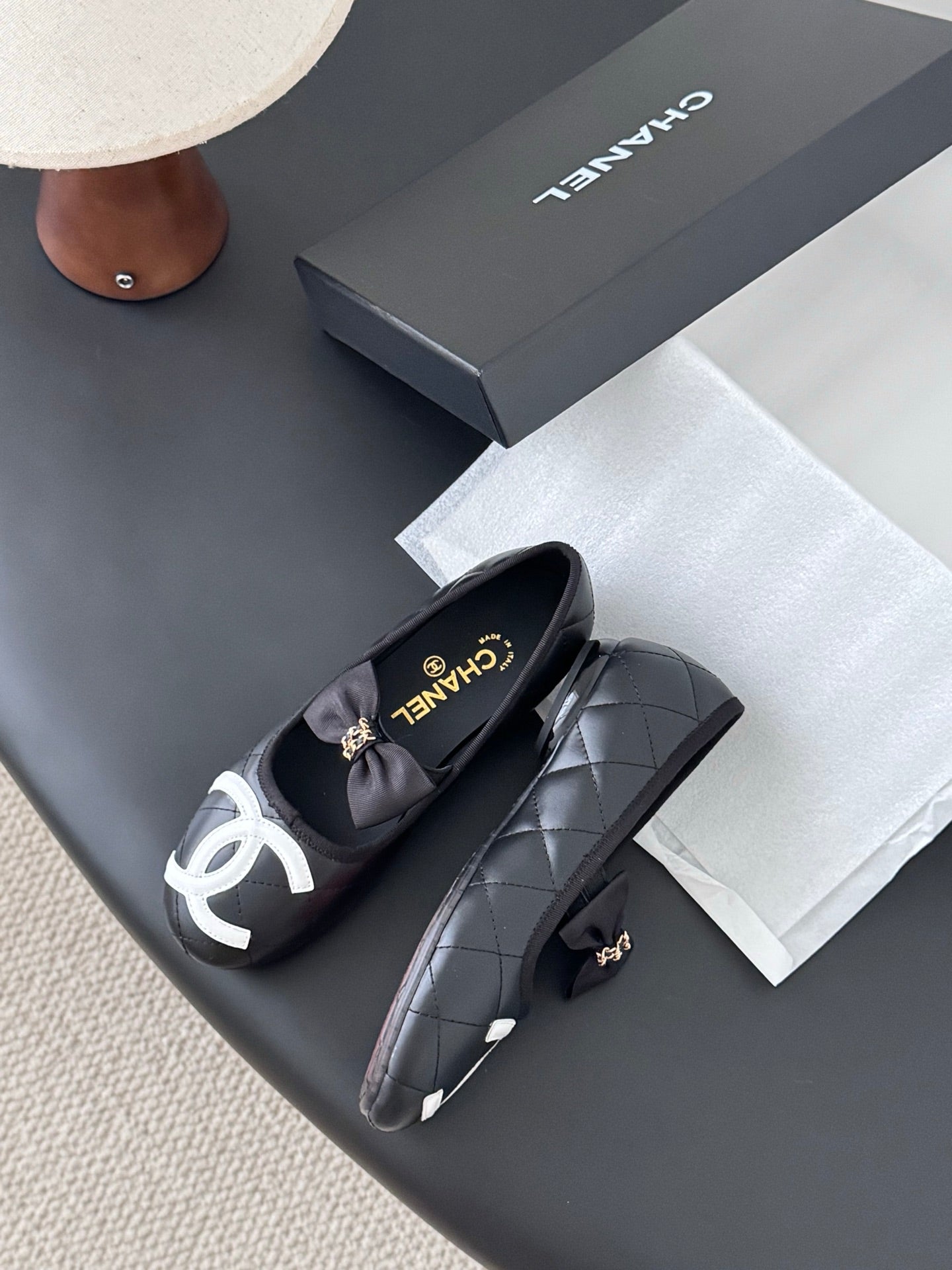 Che genuine leather flat casual shoes with bow.