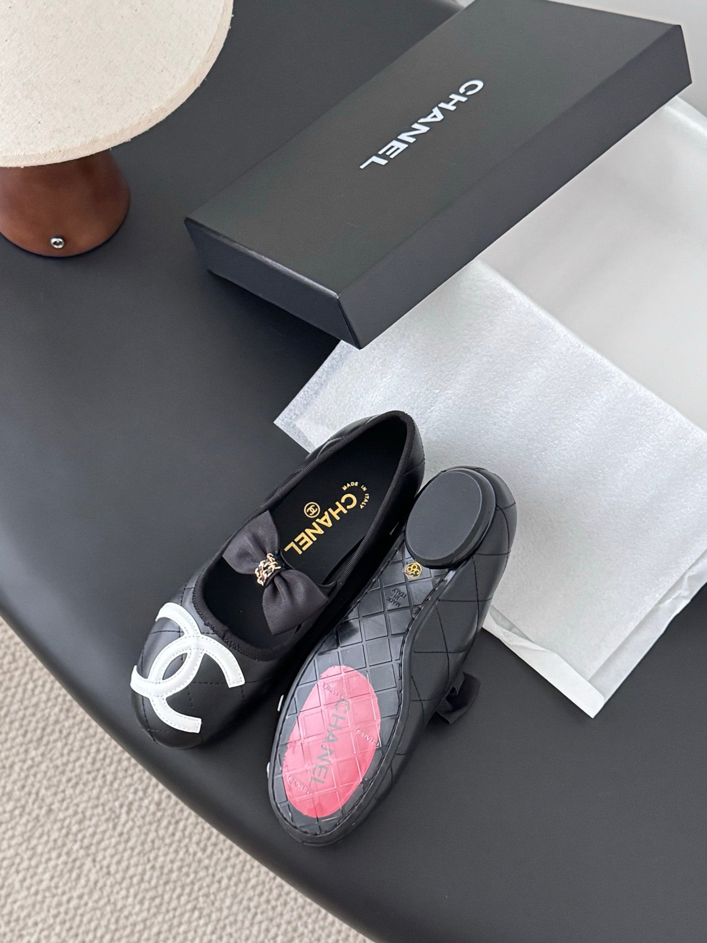 Che genuine leather flat casual shoes with bow.