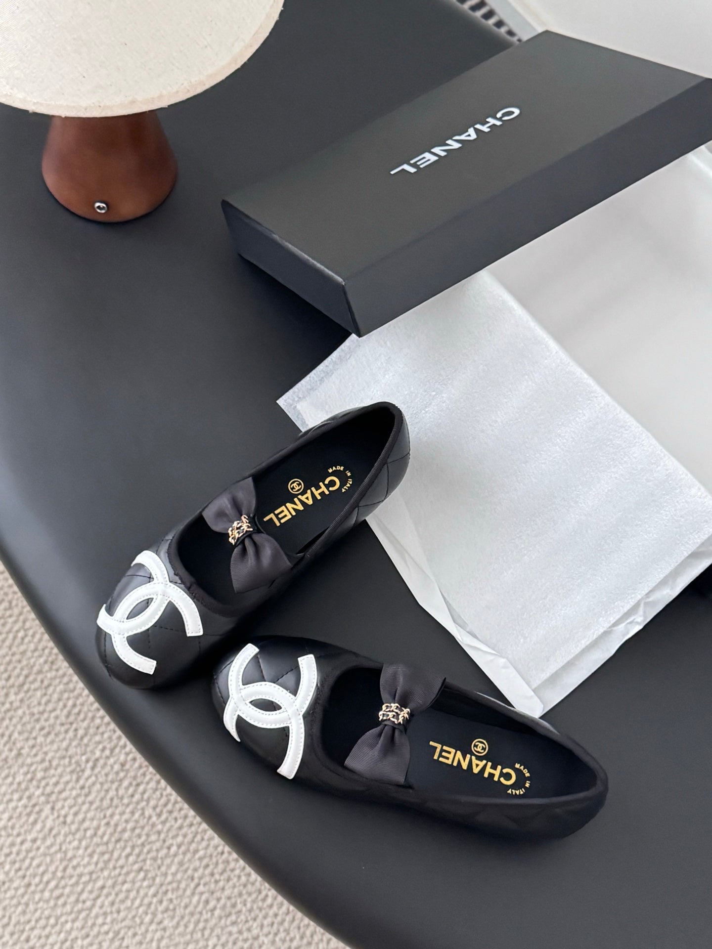 Che genuine leather flat casual shoes with bow.