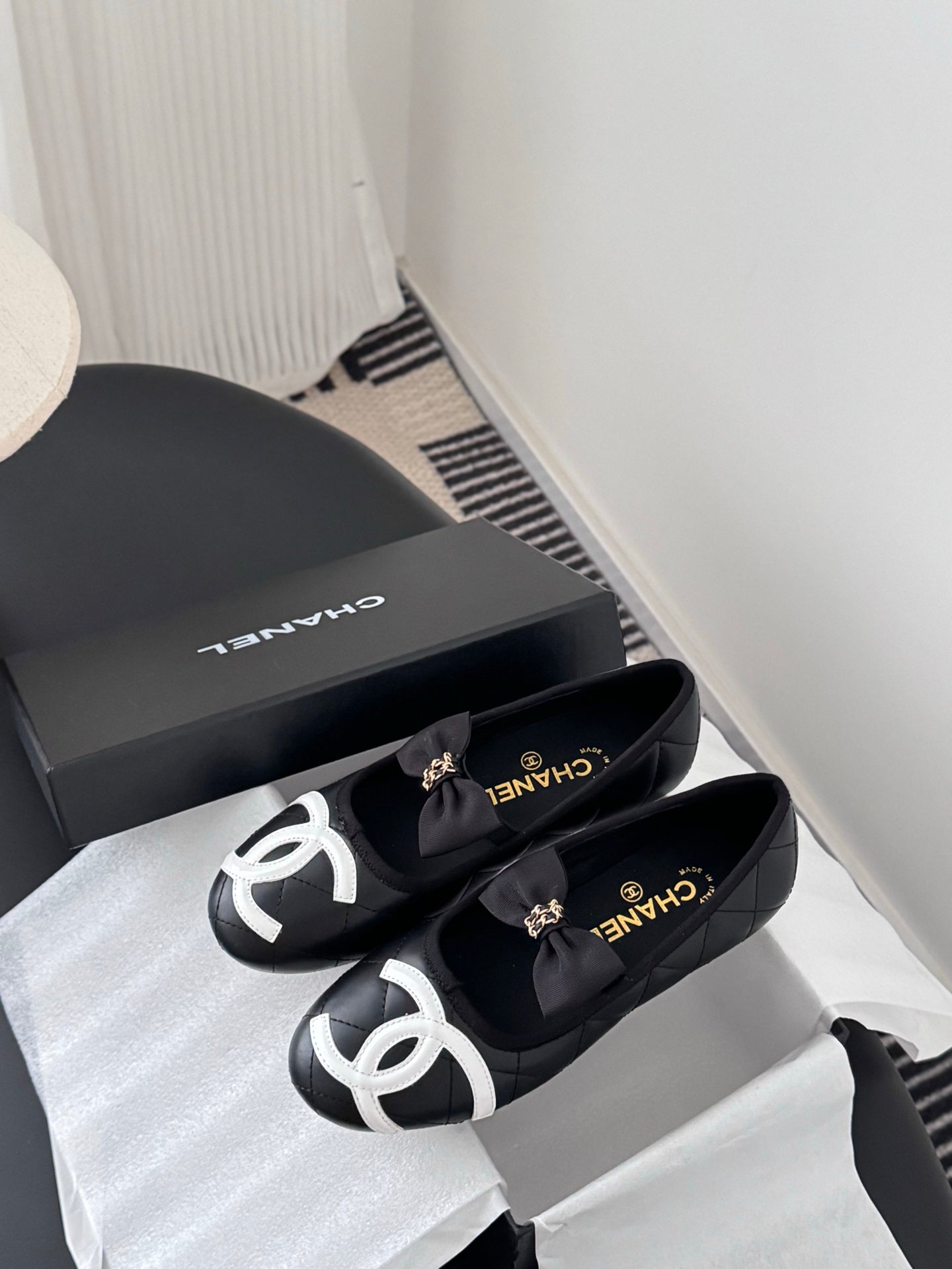 Che genuine leather flat casual shoes with bow.