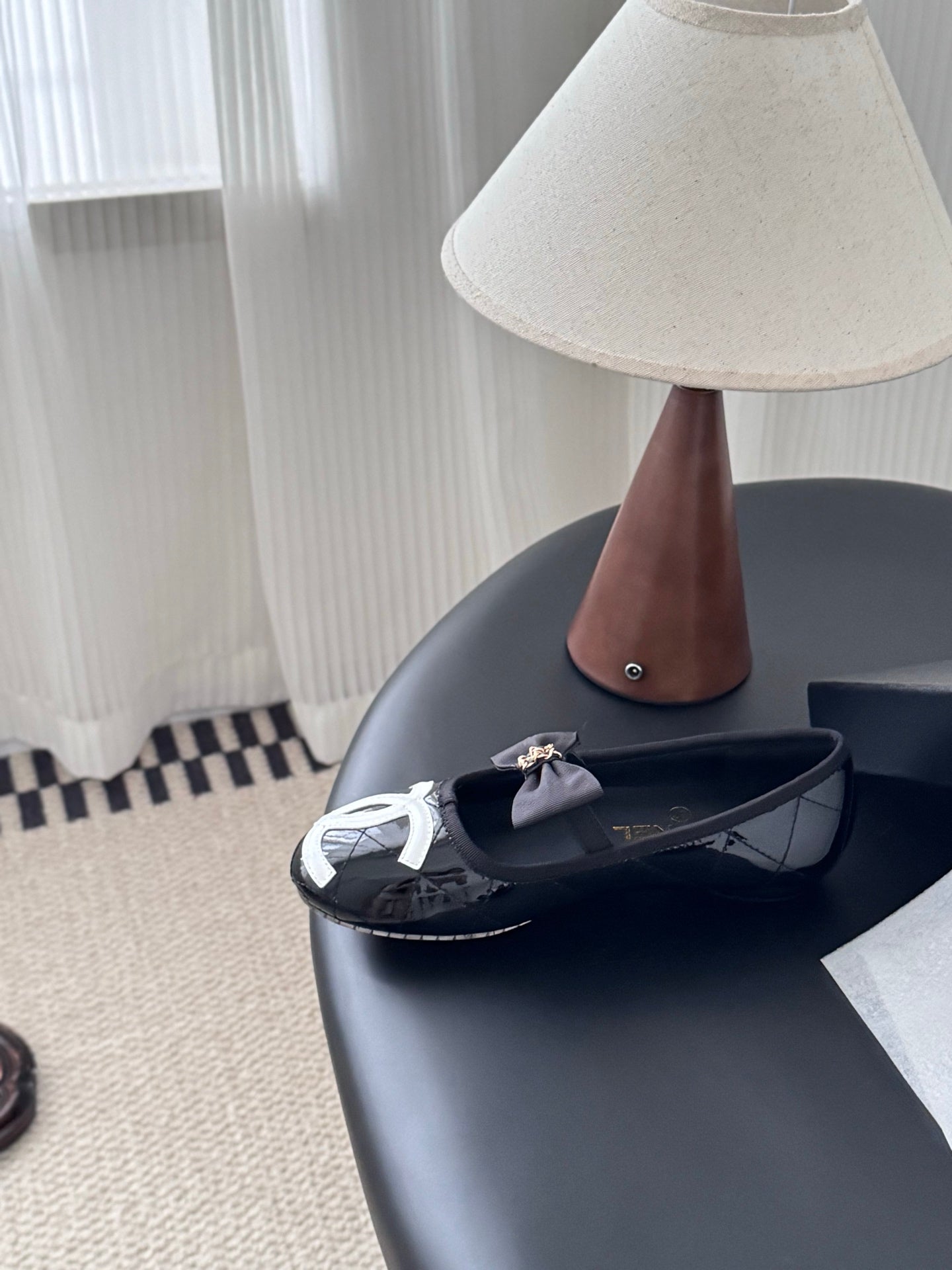 Che genuine leather flat casual shoes with bow.