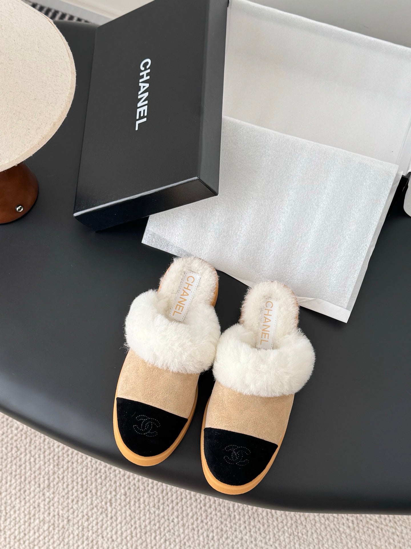 Che Warm suede French-style closed-toe slippers