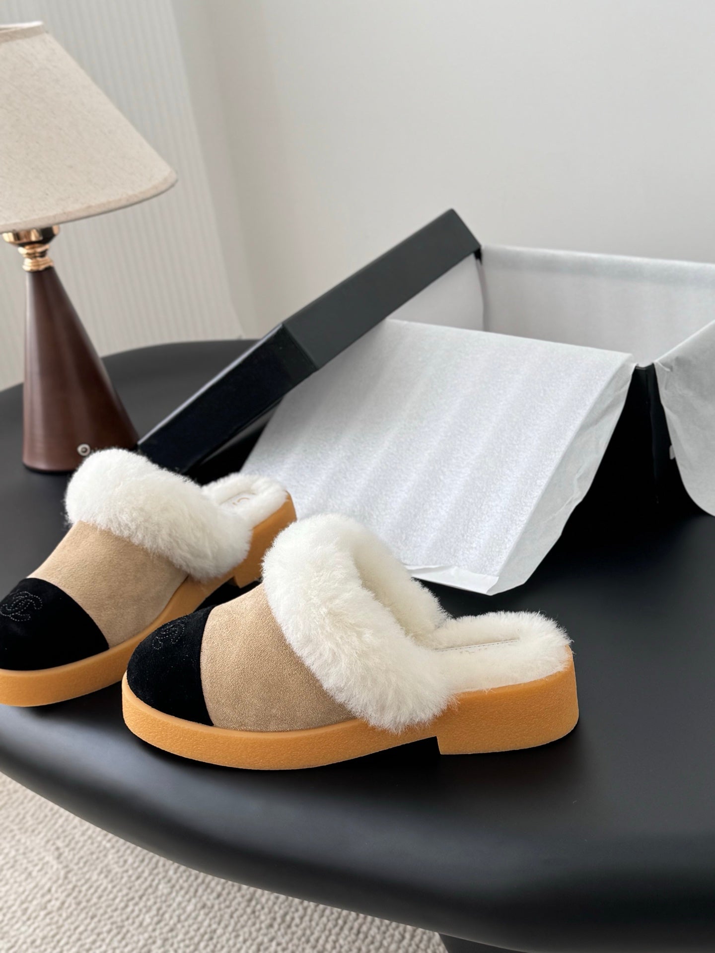 Che Warm suede French-style closed-toe slippers