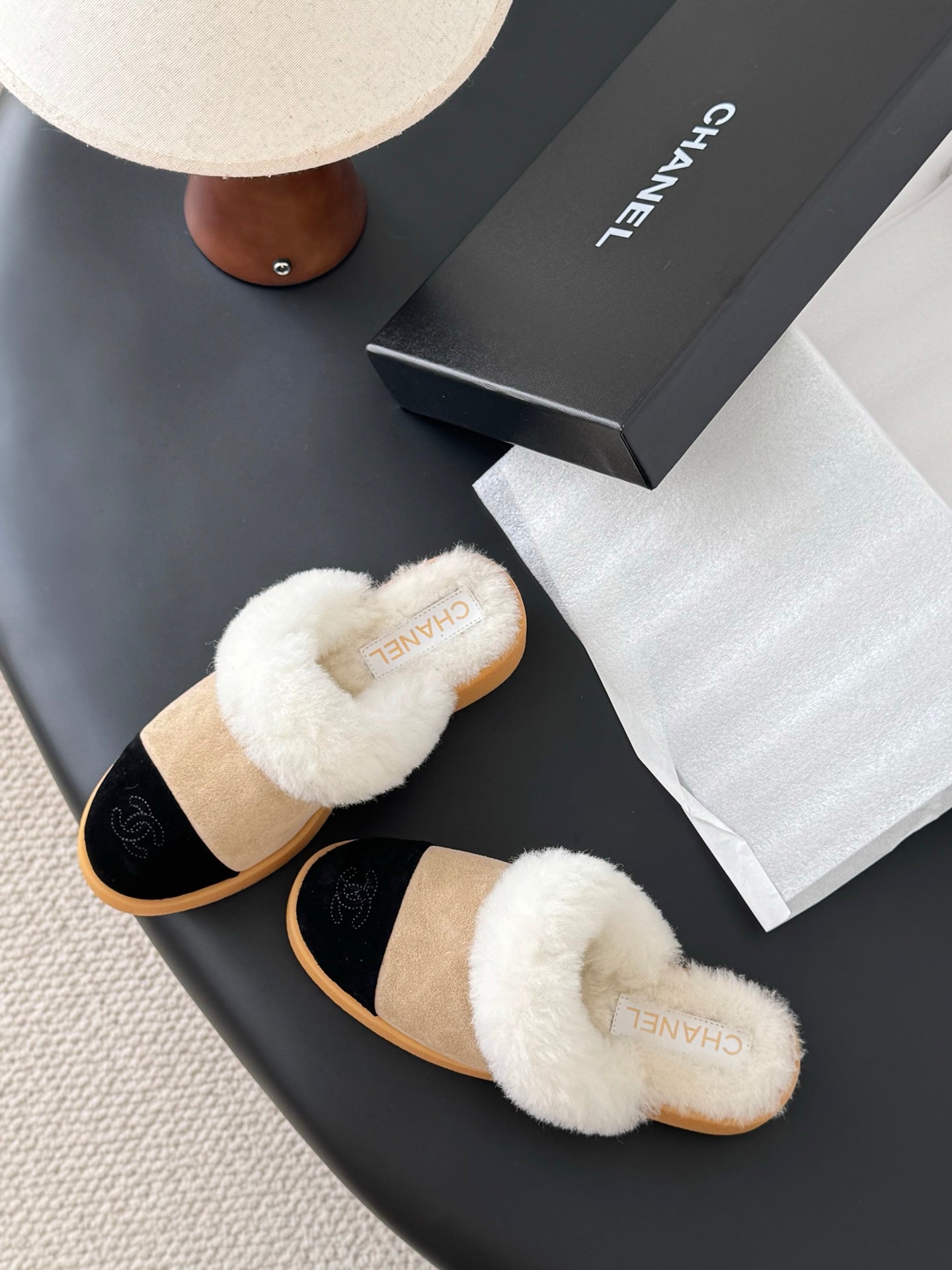 Che Warm suede French-style closed-toe slippers