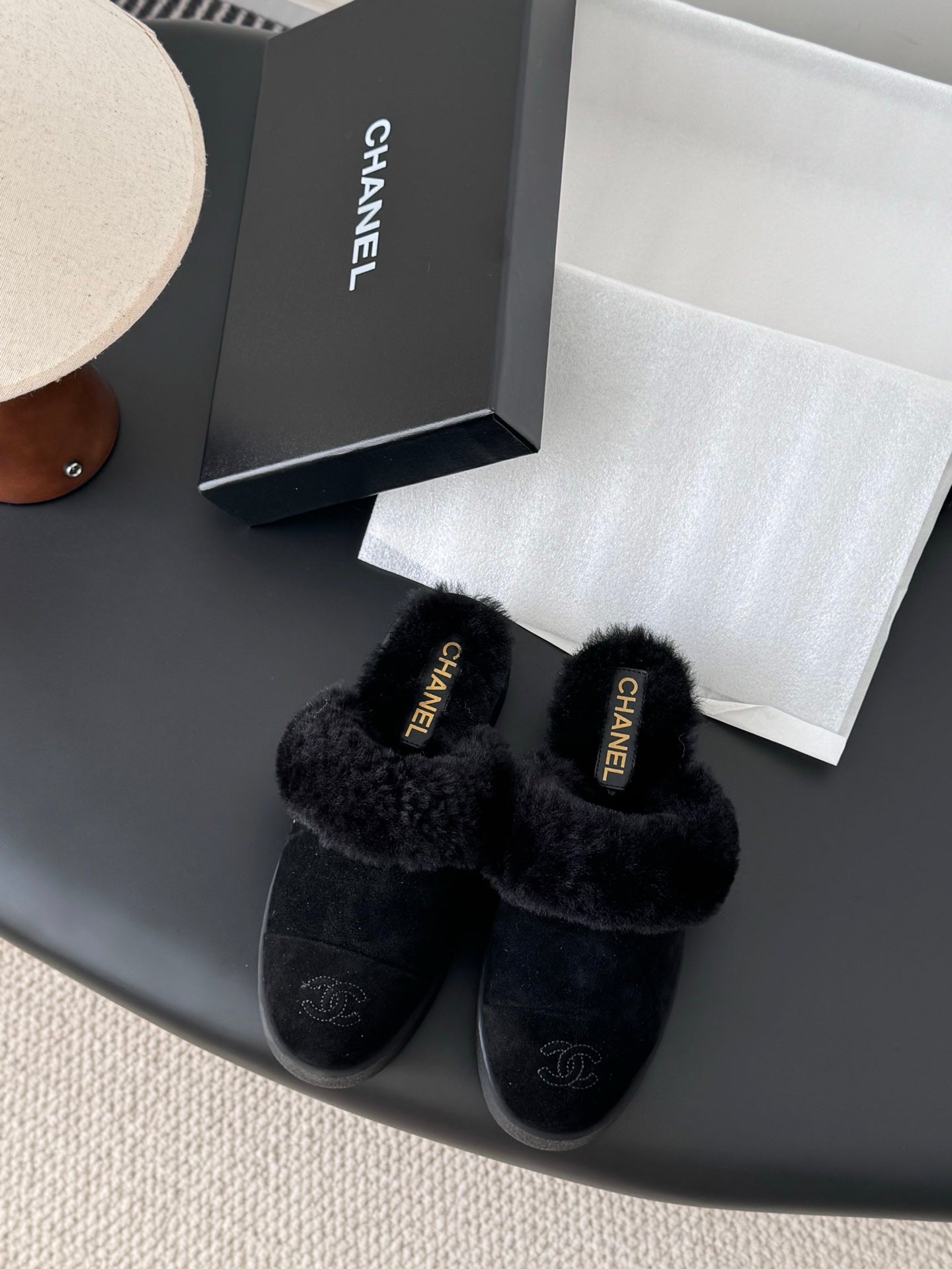 Che Warm suede French-style closed-toe slippers