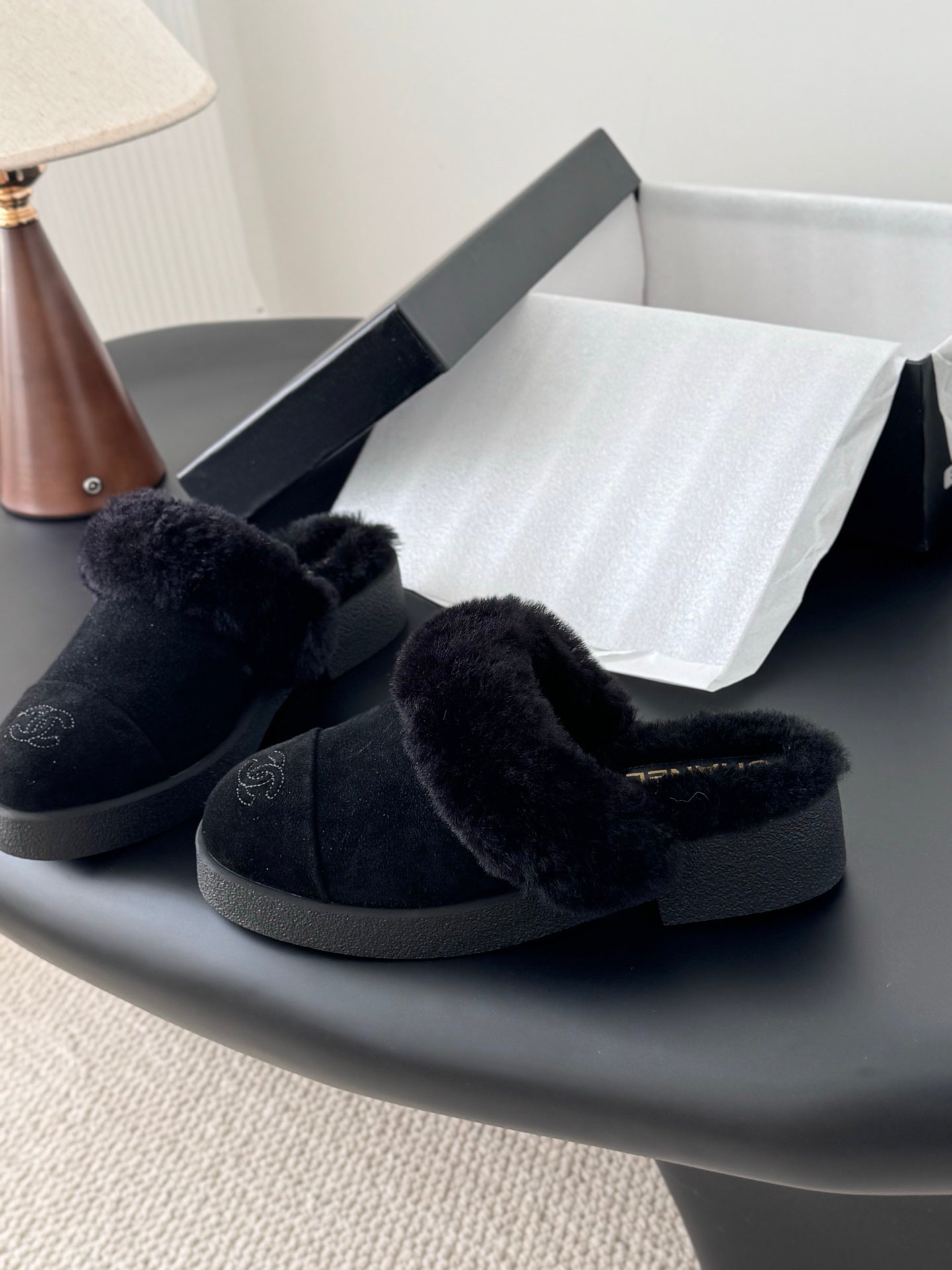 Che Warm suede French-style closed-toe slippers