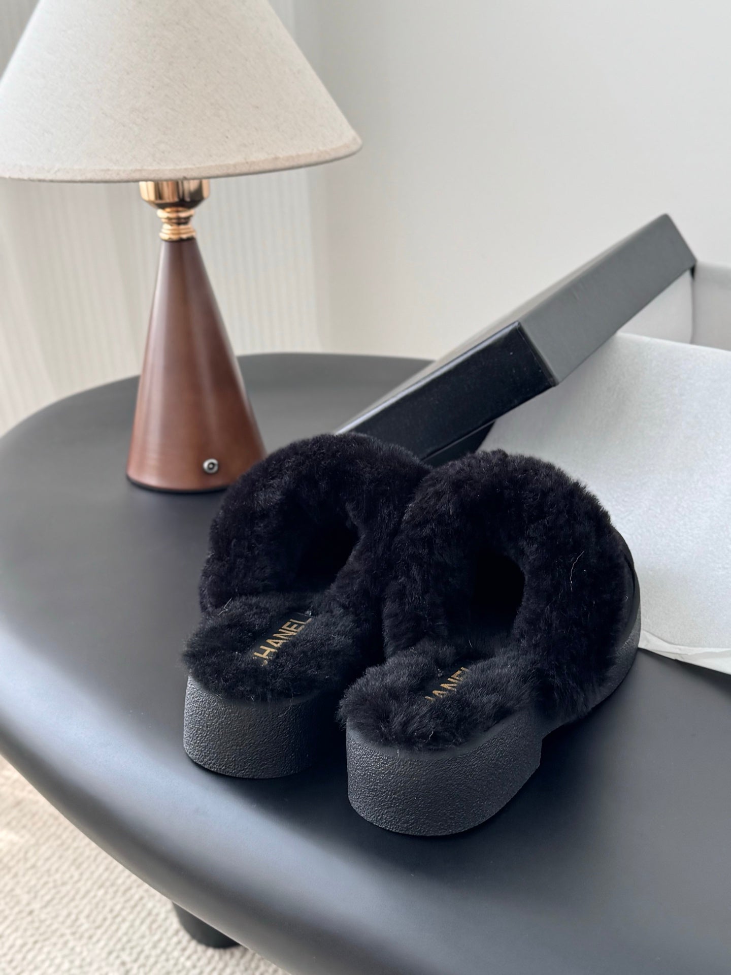 Che Warm suede French-style closed-toe slippers