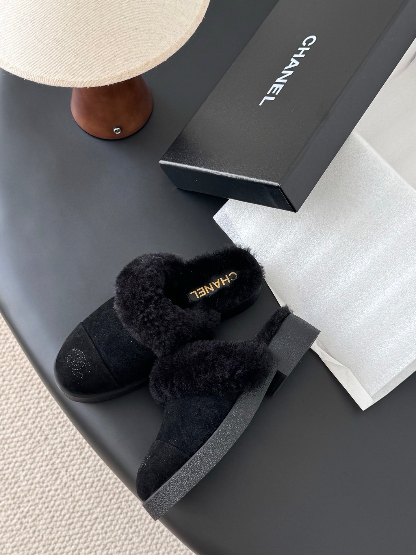 Che Warm suede French-style closed-toe slippers