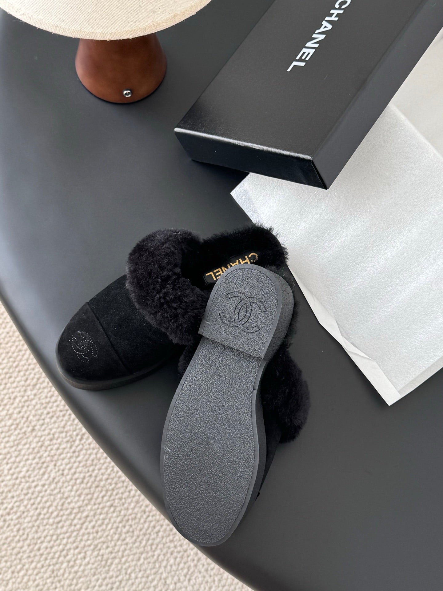 Che Warm suede French-style closed-toe slippers