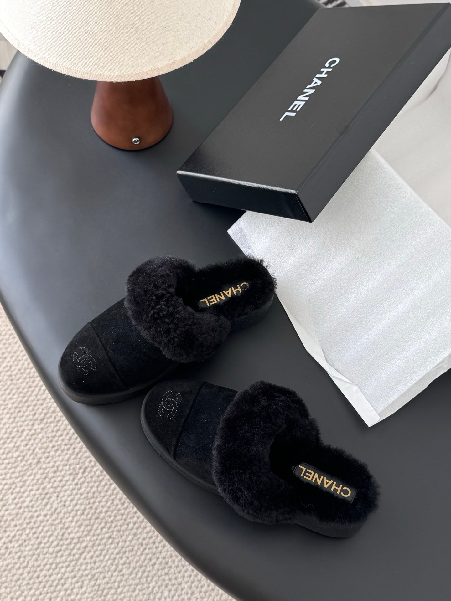 Che Warm suede French-style closed-toe slippers