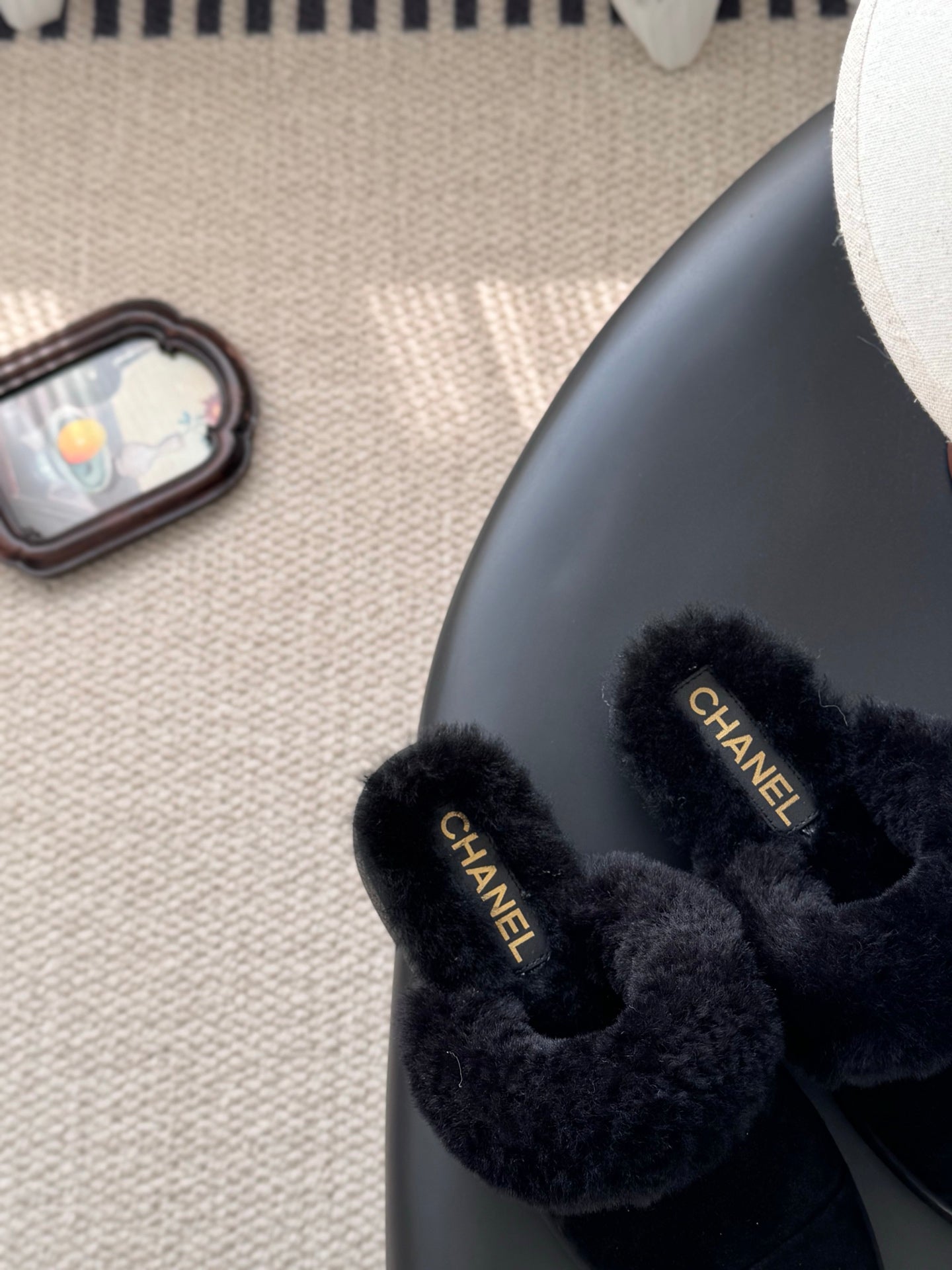 Che Warm suede French-style closed-toe slippers