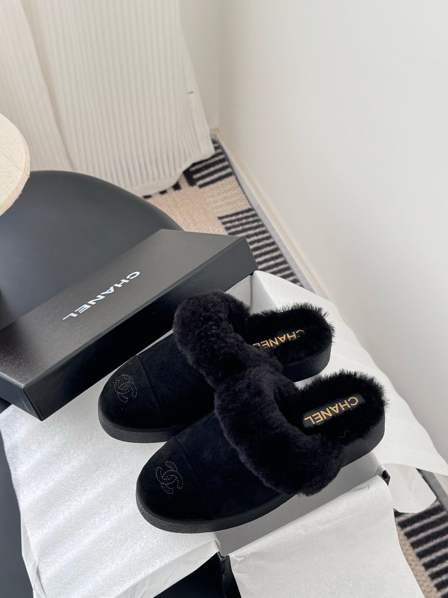 Che Warm suede French-style closed-toe slippers