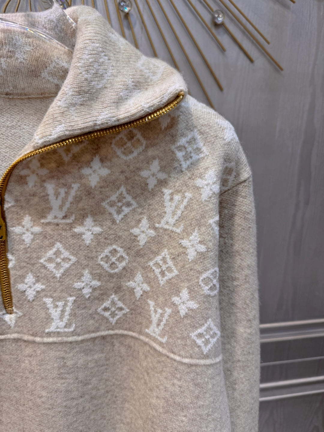 Loe**256fw Jacquard half-zip sweater, milk apricot color