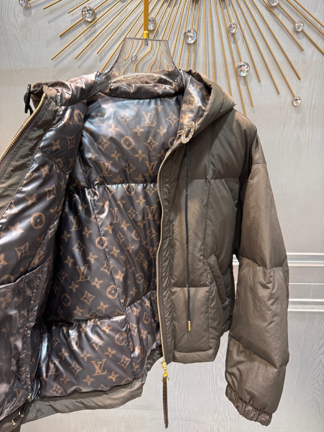 Loe**25 new cotton-padded jackets in dark brown and black