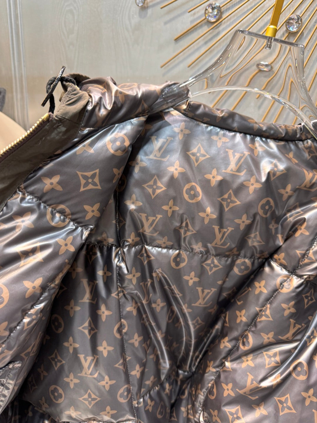 Loe**25 new cotton-padded jackets in dark brown and black