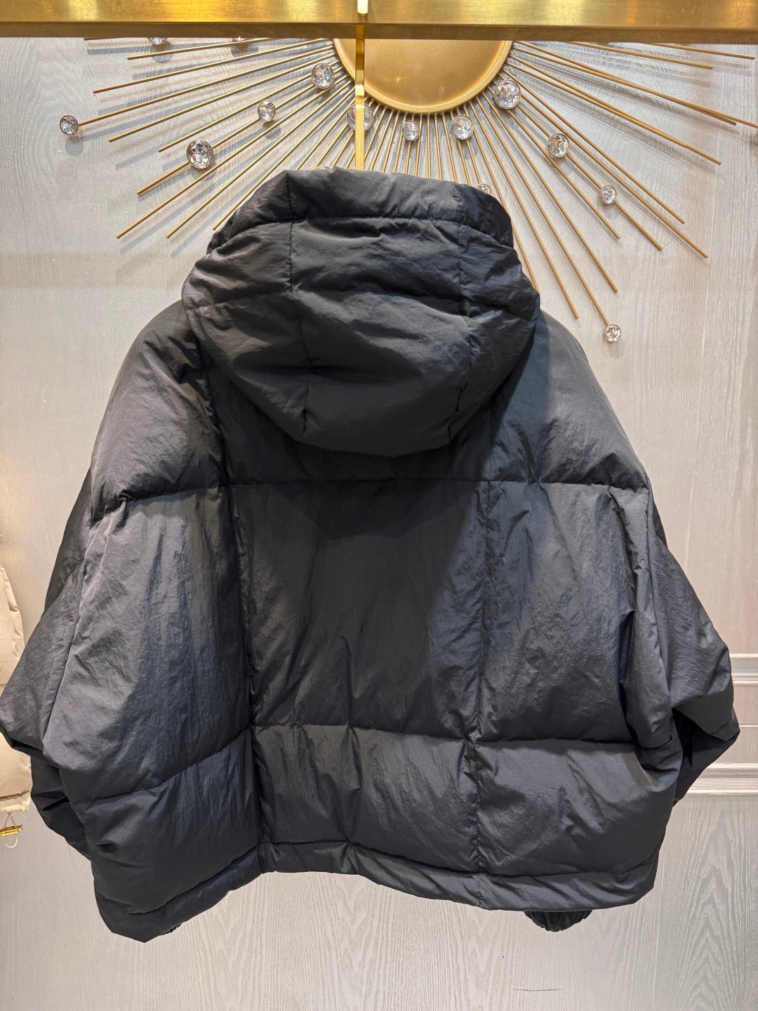 Loe**25 new cotton-padded jackets in dark brown and black