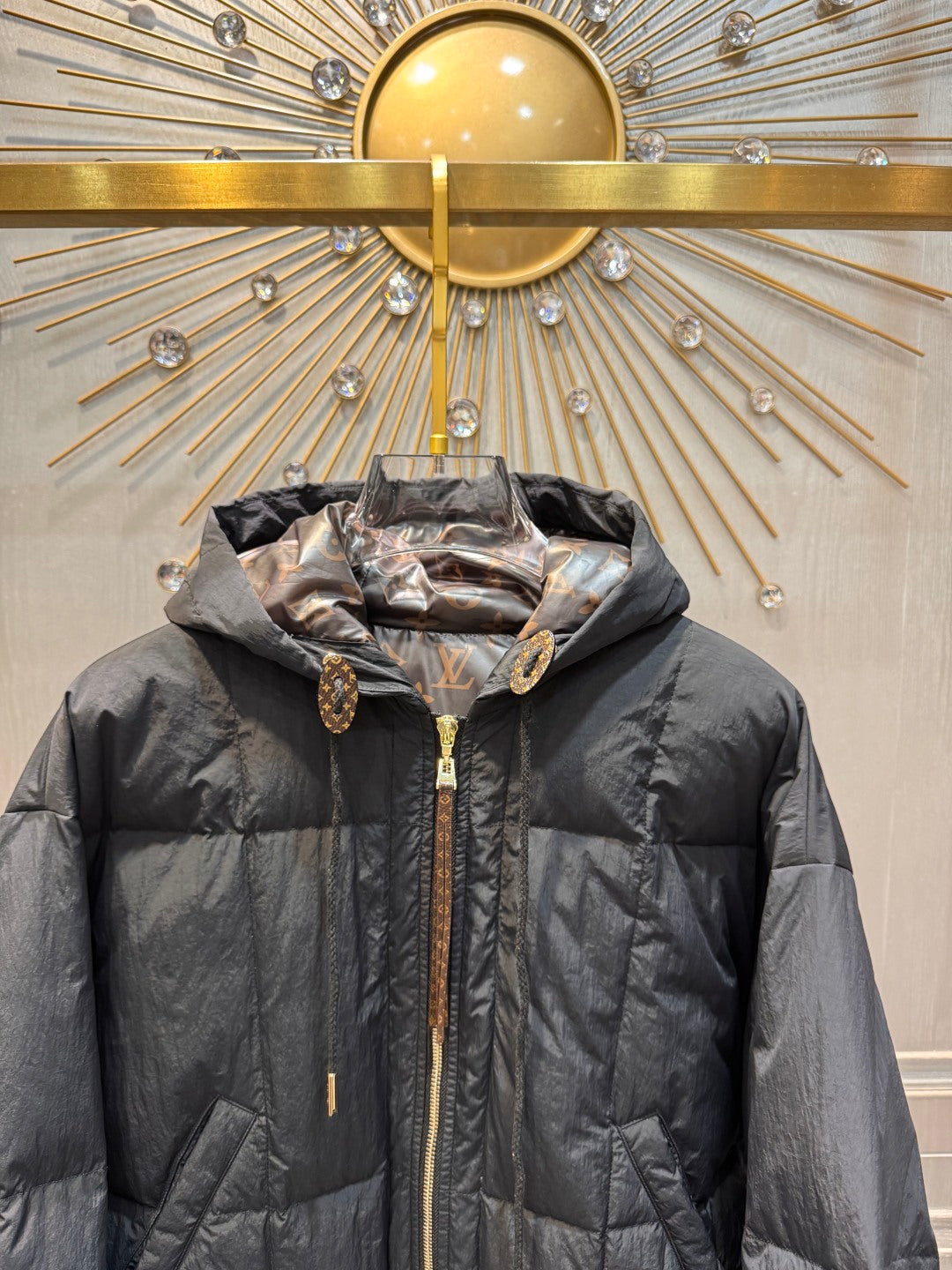 Loe**25 new cotton-padded jackets in dark brown and black