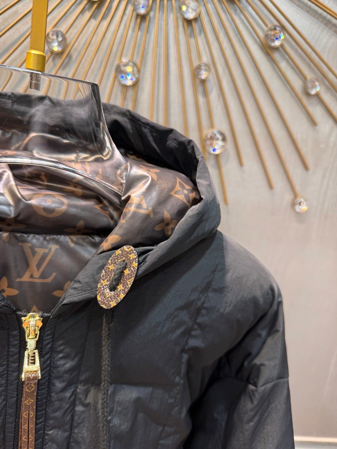 Loe**25 new cotton-padded jackets in dark brown and black