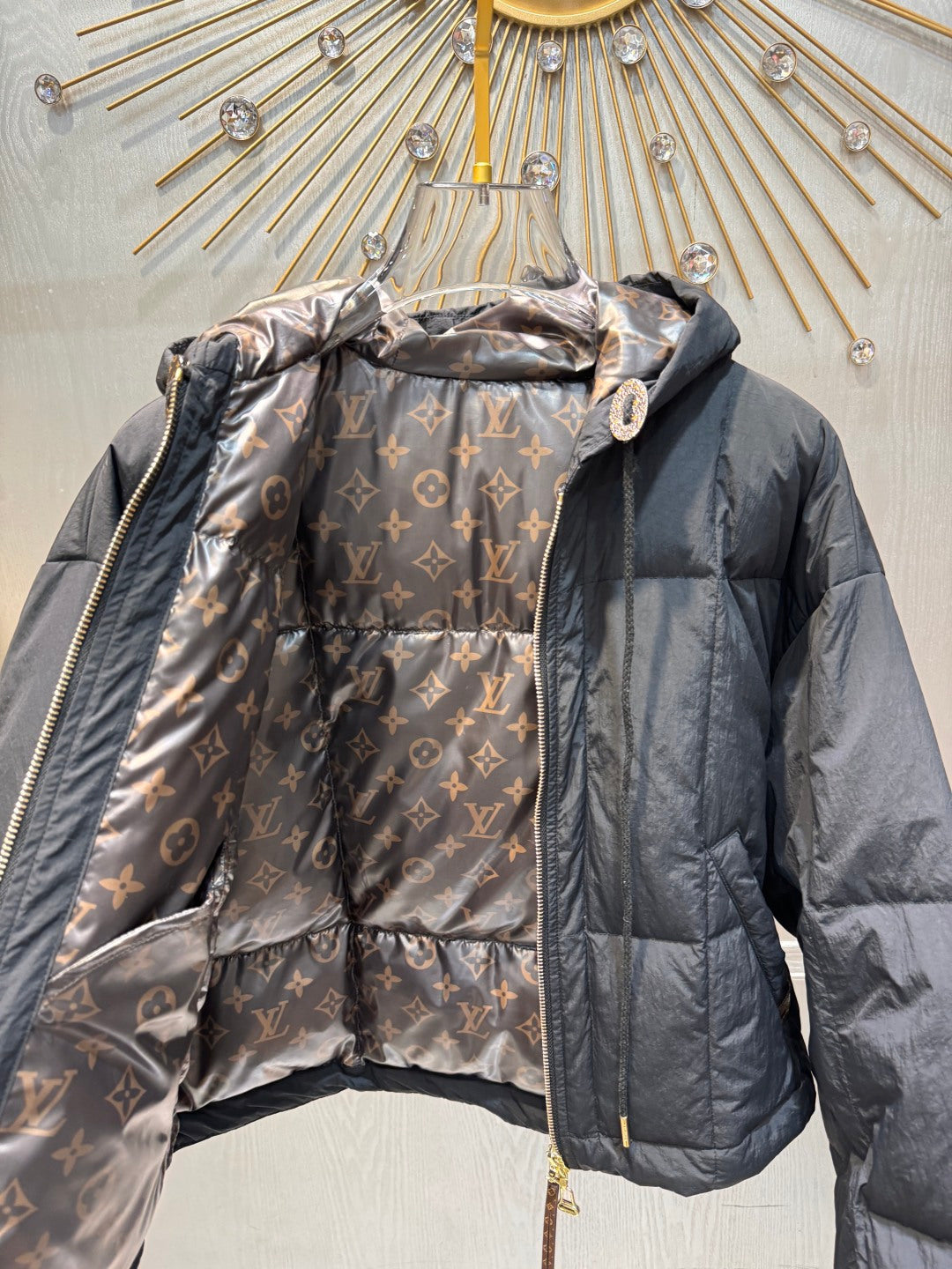 Loe**25 new cotton-padded jackets in dark brown and black