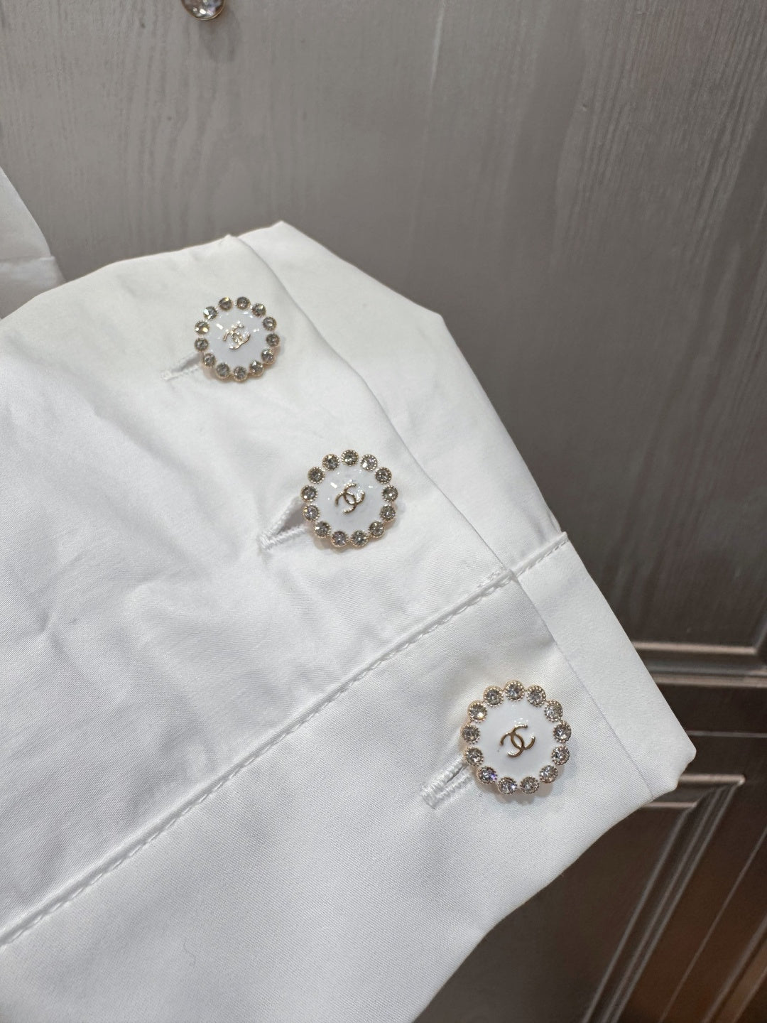 Cha white four-pocket shirt