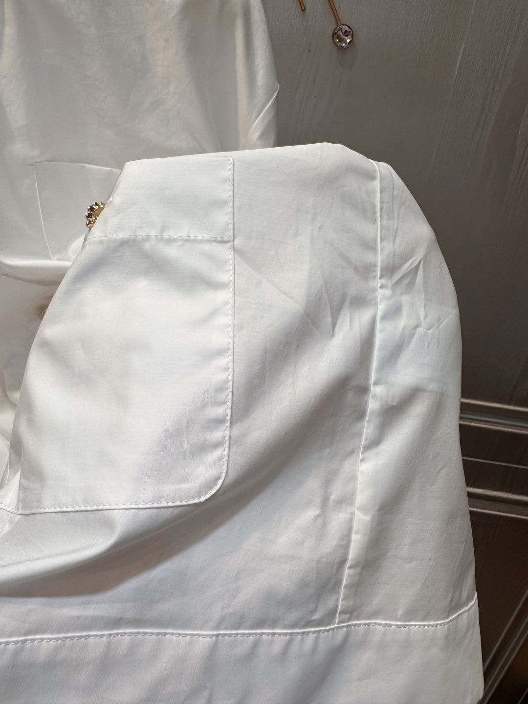 Cha white four-pocket shirt